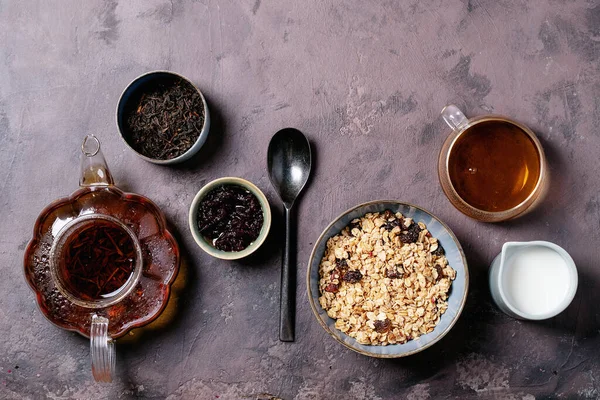 Granola Ontbijt Keramische Kom Geserveerd Met Verse Melk Cranberry Jam — Stockfoto