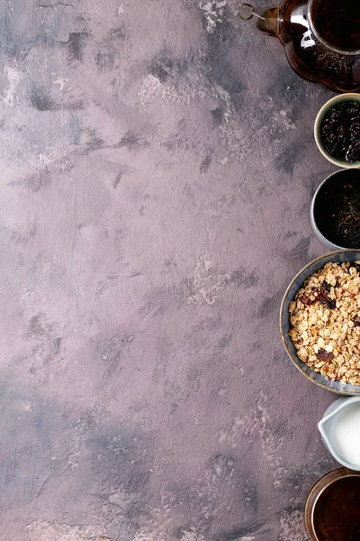 Müslifrühstück Keramikschüssel Serviert Mit Frischer Milch Preiselbeermarmelade Und Schwarzem Tee — Stockfoto