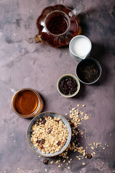 Granola Ontbijt Keramische Kom Geserveerd Met Verse Melk Cranberry Jam — Stockfoto