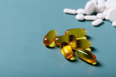 Tıbbi ilaçlar ve kapsüller mavi dokular üzerinde. Üst Manzara. Boşluğu kopyala.