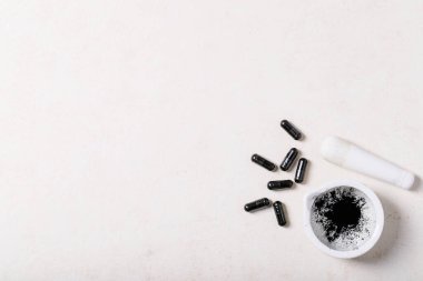 Tıbbi ilaçlar ve kapsüller beyaz doku üzerinde. Üst Manzara. Boşluğu kopyala.