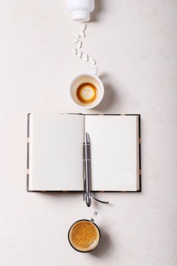 Beyaz arka planda not defteri, kalem, kahve ve antidepresanları olan bir çalışma yeri. Üst manzara, düz yatış. Uzayı kopyala Kavram
