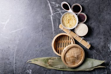 Bambu yapraklı erişte ve pilav, teriyaki sosu, soya sosu, ahşap buharlı buhar ve yemek çubukları. Üst manzara, düz yatış. Boşluğu kopyala