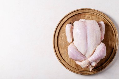 Çiğ tavuk, tuz, biber, paprika, kekik ve zeytinyağıyla servis edilir. Üst manzara, düz yatış. Boşluğu kopyala