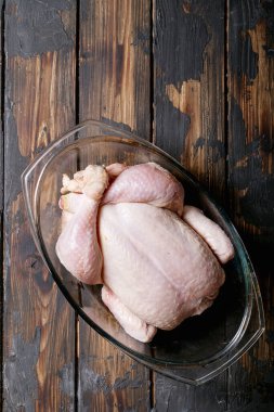 Çiğ tavuk, tuz, biber, paprika, kekik ve zeytinyağıyla servis edilir. Üst manzara, düz yatış. Boşluğu kopyala