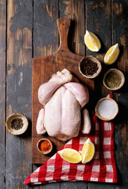 Çiğ tavuk, tuz, biber, paprika, kekik ve zeytinyağıyla servis edilir. Üst manzara, düz yatış. Boşluğu kopyala