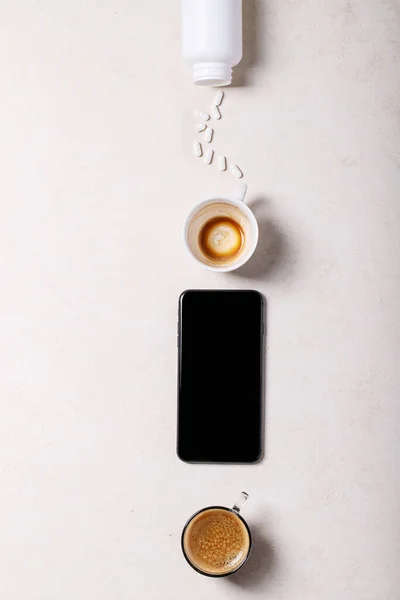 白い背景にスマートフォン コーヒー 抗うつ薬で働く場所 トップビュー フラットレイアウト コピースペース コンセプト — ストック写真