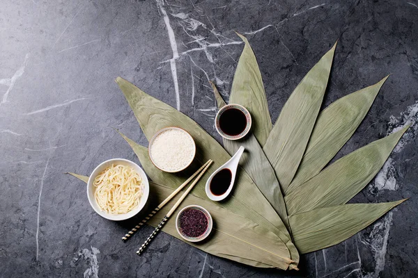 Noedels Rijst Bamboe Bladeren Met Teriyaki Saus Sojasaus Houten Stoompan — Stockfoto