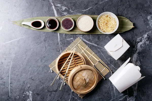 Fideos Arroz Sobre Hojas Bambú Con Salsa Teriyaki Salsa Soja — Foto de Stock