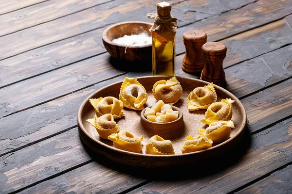 Raw Traditionella Itallian Ravioli Med Mjöl Basilika Ägg Och Salt — Stockfoto