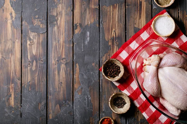 Çiğ Tavuk Tuz Biber Paprika Kekik Zeytinyağıyla Servis Edilir Üst — Stok fotoğraf