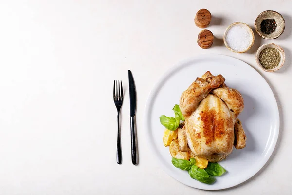Tuz Biber Fesleğen Kızarmış Limon Bıçak Çatalla Servis Edilmiş Tavuk — Stok fotoğraf