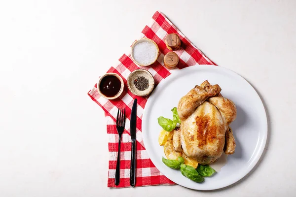 Tuz Biber Fesleğen Kızarmış Limon Bıçak Çatalla Servis Edilmiş Tavuk — Stok fotoğraf