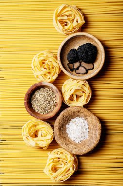 Yer mantarı ile servis edilen ev yapımı yumurta makarna, mantar ezmeli yağ ve saltodan ahşap arka plan. Yeni çiğ gıda konsepti. Üst manzara, düz yatış. Boşluğu kopyala