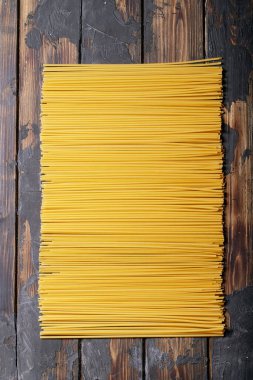 Ahşap arka planda ev yapımı yumurtalı makarna. Yeni çiğ gıda konsepti. Üst manzara, düz yatış. Boşluğu kopyala