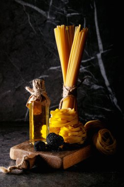 Yer mantarı, trüf yağı ve tuzlu ev yapımı yumurtalı makarna. Yeni çiğ gıda kavramı.