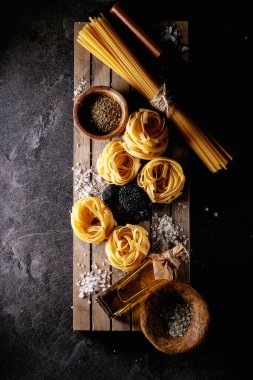 Yer mantarı, trüf yağı ve tuzlu ev yapımı yumurtalı makarna. Yeni çiğ gıda konsepti. Üst manzara, düz yatış. Boşluğu kopyala