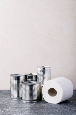 Metal kutularda konserve yiyecekler, beyaz doku arka planında. Uzayı kopyala Gıda arzı kavramı