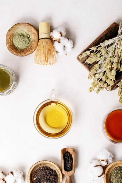 Vielfalt Grünem Schwarzem Und Matcha Tee Mit Glasbechern Holzschalen Und — Stockfoto