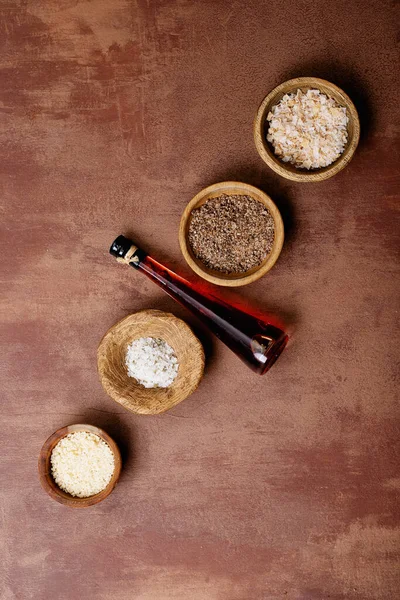 Verscheidenheid Aan Zout Kruiden Houten Kommen Olijfolie Chili Olie Bruine — Stockfoto