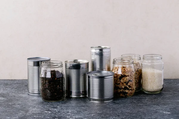 Alimentos Enlatados Latas Metal Com Aveia Arroz Chá Massa Frascos — Fotografia de Stock