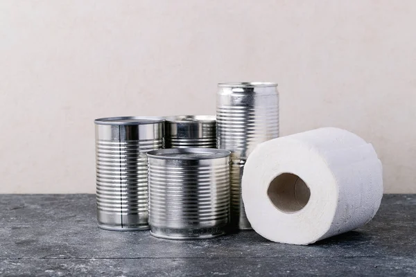白い質感の背景に金属缶に缶詰食品 コピースペース 食料供給の概念 — ストック写真