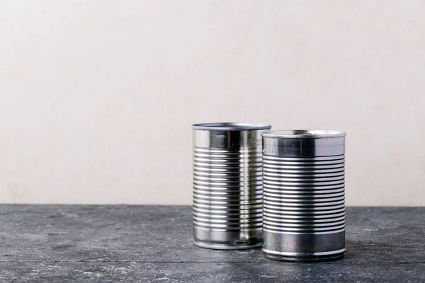 白い質感の背景に金属缶に缶詰食品 コピースペース 食料供給の概念 — ストック写真