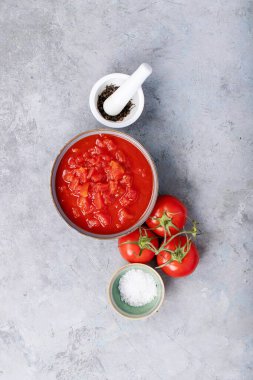Spagetti bolonez yapmak için gereken malzemeler: beyaz domates ve domates sosu. Üst manzara, düz yatış. Boşluğu kopyala