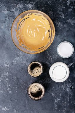 Dalgona köpüklü kahve trend Kore kahvesi üç farklı cam fincanda köpüklü kahve. Gri beton arka plan. Üst manzara, düz yatış. Boşluğu kopyala