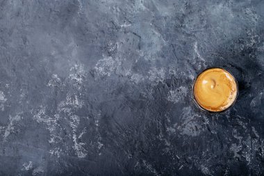 Dalgona köpüklü kahve trend Kore kahvesi üç farklı cam fincanda köpüklü kahve. Gri beton arka plan. Üst manzara, düz yatış. Boşluğu kopyala