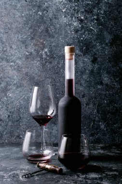 Bir bardak kırmızı şarap, peynirli camembert peyniri, bal, reçel ve Fransız ekmeği ile servis edilir.