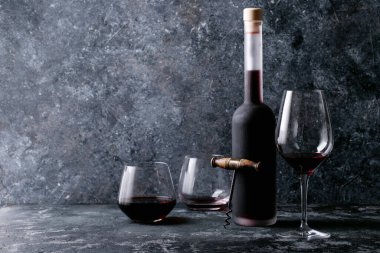 Bir bardak kırmızı şarap, peynirli camembert peyniri, bal, reçel ve Fransız ekmeği ile servis edilir.