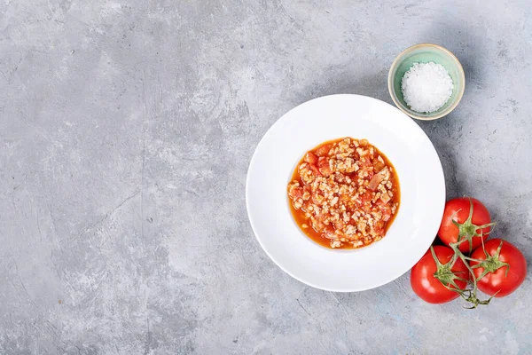 Cooked Spaghetti Bolognese Serveras Med Svartpeppar Och Saslt Vit Keramik — Stockfoto