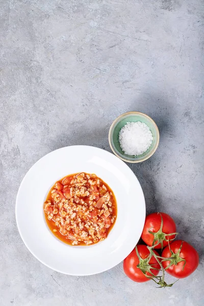 Cooked Spaghetti Bolognese Serveras Med Svartpeppar Och Saslt Vit Keramik — Stockfoto