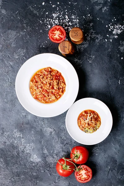 Gekookte Spaghetti Bolognese Geserveerd Met Zwarte Peper Saslt Witte Keramische — Stockfoto