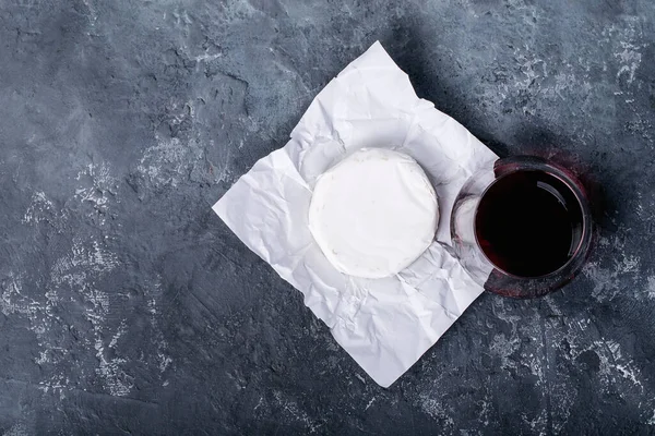 Copo Vinho Tinto Servido Com Camembert Queijo Sobre Fundo Textura — Fotografia de Stock