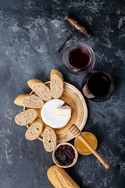 Vaso Vino Tinto Servido Con Queso Camembert Miel Mermelada Baguette — Foto de Stock