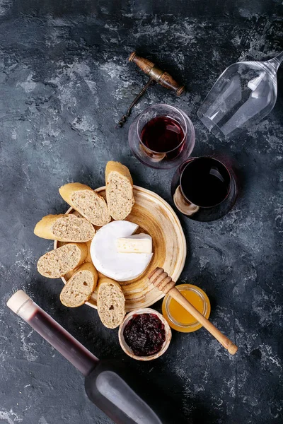 Verre Vin Rouge Servi Avec Camembert Fromage Miel Confiture Baguette — Photo