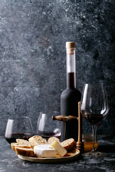 Szklanka Czerwonego Wina Serwowana Serem Camembert Miodem Dżemem Francuską Bagietką — Zdjęcie stockowe
