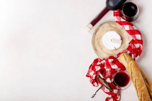 Ein Glas Rotwein Serviert Mit Käse Camembert Und Französischem Baguette — Stockfoto