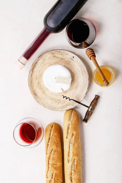 Copo Vinho Tinto Servido Com Camembert Queijo Mel Compota Baguete — Fotografia de Stock