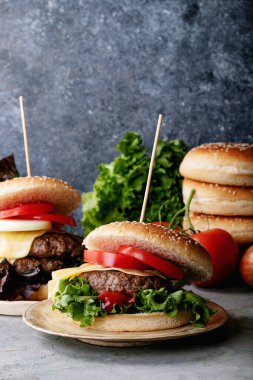Taze sebzeli ev yapımı hamburger: marul, soğan, domates ve ketçap.
