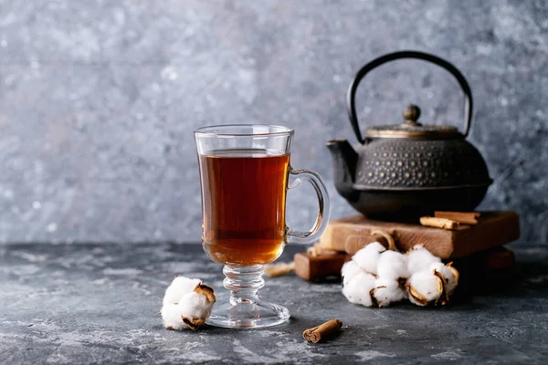 茶壶一种黑色金属茶壶和一杯玻璃杯中的茶 用蜂蜜和山羊花在深色质感的背景下饮用 — 图库照片