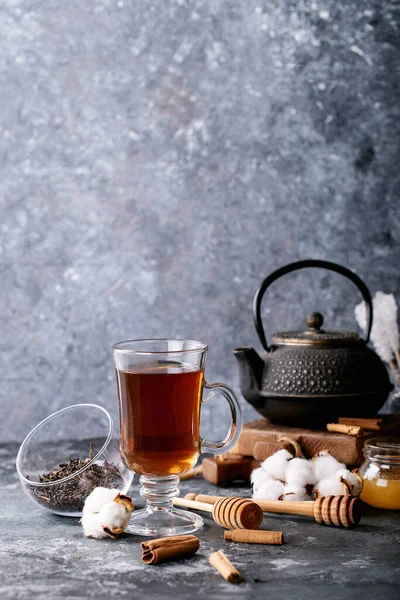 茶壶一种黑色金属茶壶和一杯玻璃杯中的茶 用蜂蜜和山羊花在深色质感的背景下饮用 — 图库照片