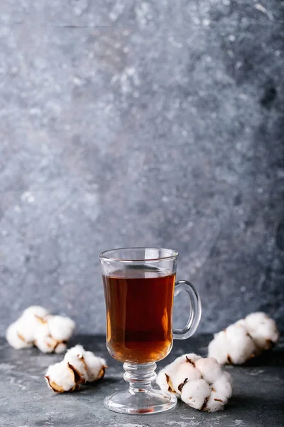 Egy Fekete Fém Teáskanna Egy Csésze Tea Üvegpohárban Mézzel Kotton — Stock Fotó