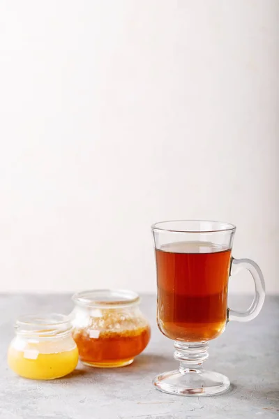 Üveg Csésze Fekete Tea Mézzel Felszolgált Fehér Textúra Háttér — Stock Fotó
