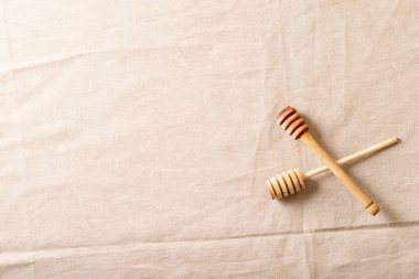 Beyaz arka planda bir yığın sade mini krep..