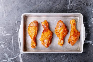 Taze kekik, tuz, biber taneleri, kekik ve barbekü soslu çiğ tavuk budu. Üst manzara, düz yatış. Boşluğu kopyala