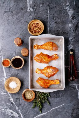 Taze kekik, tuz, biber taneleri, kekik ve barbekü soslu çiğ tavuk budu. Üst manzara, düz yatış. Boşluğu kopyala