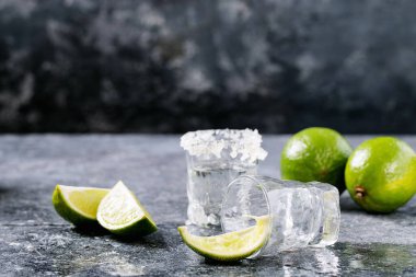 Naneli, limonlu ve tuzlu bir bardakta koyu dokuya servis edilen tekila.